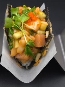 sushi rice, white tuna, escolar, jalapeno, cilantro, cucumber, onion, shoyu sauce, sriracha sauce, green onion, masago, kaiware Picante Taco