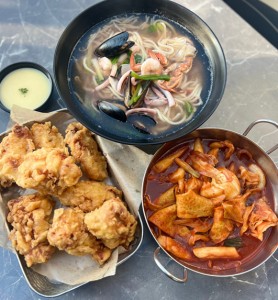 Bunsik Combo 1 (Rice Cake+ Kimbap+ Kalguksu)