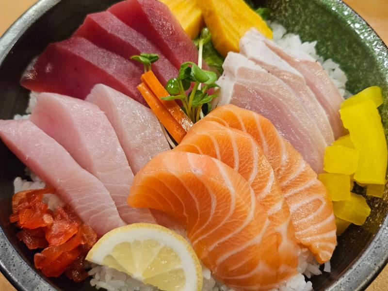 Assorted Raw Fish over Sushi Rice
(Served with Miso Soup & House Salad) Chirashi Bowl