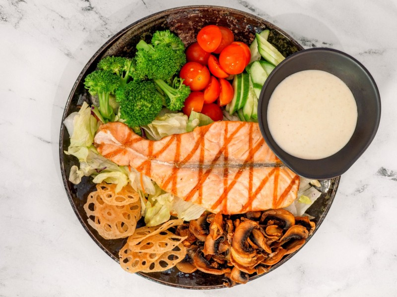 Salmon Tataki Salad