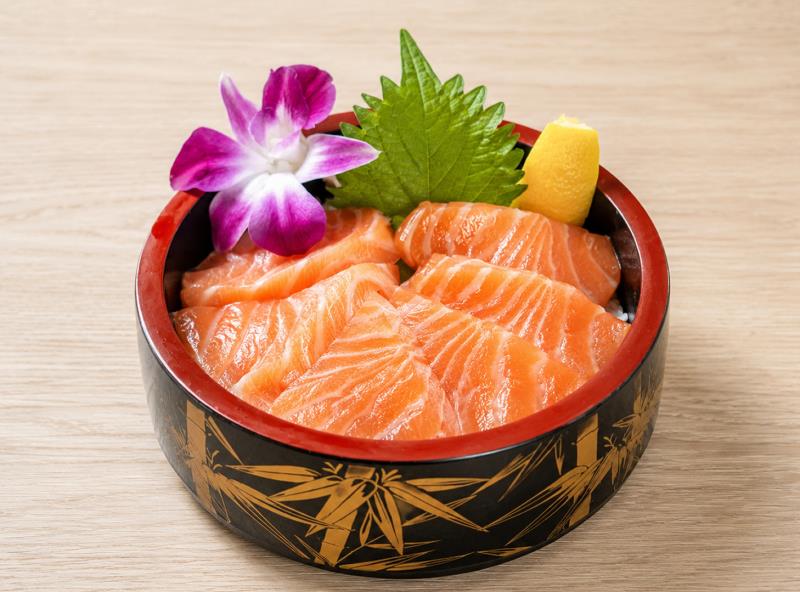 freshly cut salmon over seasoned rice
each set served with miso soup and salad
Sake Don (L)