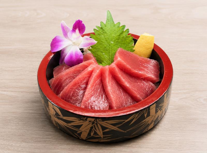 freshly cut tuna over seasoned rice
each set served with miso soup and salad
Tekka Don (L)
