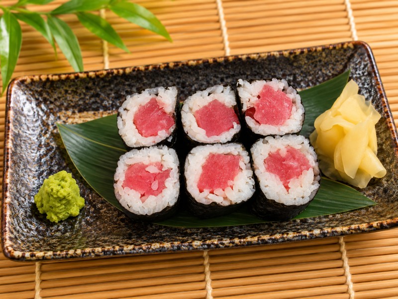 Consuming row or undercooked fish, eggs or meals may increase your risk of foodborne illness.
R6_Tuna Roll