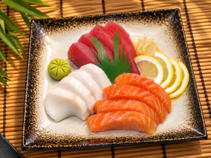 Sashimi 12 pieces (salmon tuna and white tuna). Ss7_Sashimi Mixed Bowl 12Pcs