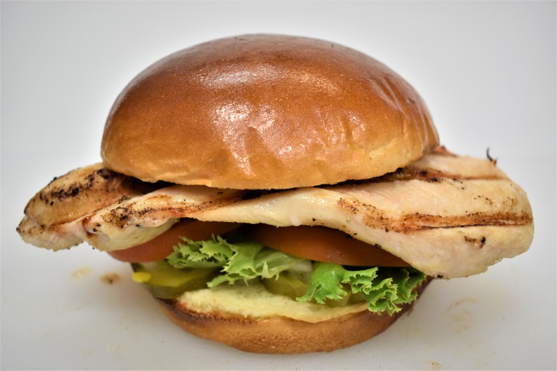- House sause, Pikkle, Onion, Lettuce, Tpmatp, Pvolone cheese
Grilled Chicken Cheese Burger