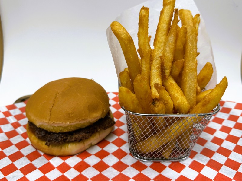 - House sauce, Pickle, Onion, Lettuce, Tomato, Blue cheese, Bacon
Kids Hambuger Meal