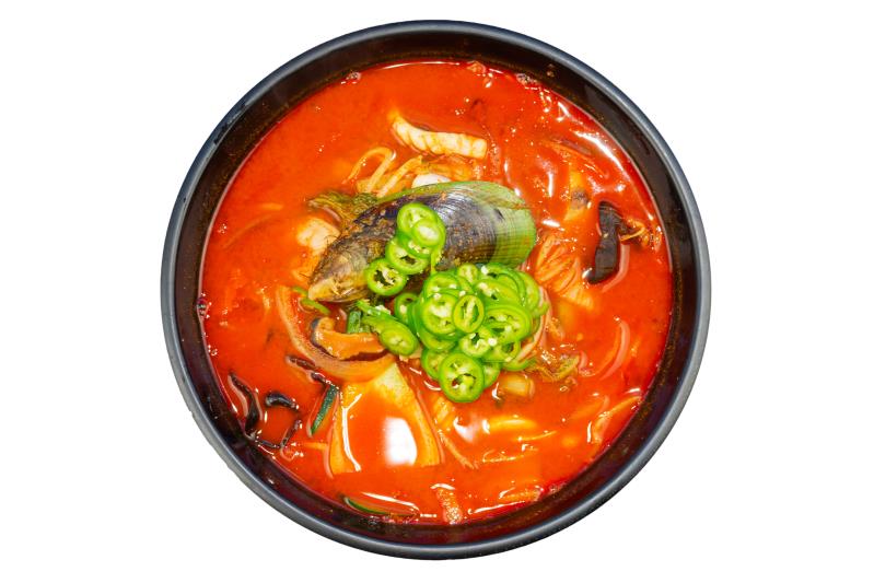 땡초짬뽕 - spicy noodle soup with serrano peppers, seafood and vegetables N7. Fiery Jjamppong
