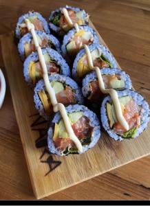 SALMON,SPICY TUNA,CUCUMBER,AVOCADO,SPRING MIX,MANGO,WASABI MAYONNAISE SAUCE R8-Spicy Ocean Maki(10Pc)(Gf)