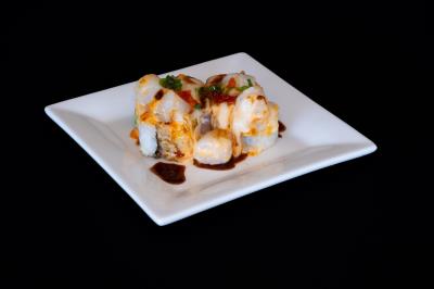 IN: CRAB MET, AVOCADO
OUT: BAKED SCALLOP, MOZZARELLA, CHEESE, GREEN ONION
MASAGO Baked Scallop Roll