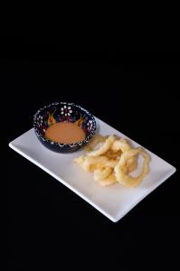 TENDER FLESH WITH CRISPY LEGS, INFUSED WITH A
STACK OF MEDITERRANEAN LEMON-GARLIC FLAVOR
Calmari Karaage