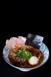 X FISH ORIGINAL BLACK GARLIC OIL EVOLVES OUR
RAMEN FROM SIMPLE TO COMPLEX
PORK CHASHU 2PCS, SEASONED BAMBOO SHOOTS
BLACK MUSHROOMS, CORN
SHREDDED GREEN ONIONS, SEASONED EGG, X FISH
BLACK GARLIC OIL
X Fish Craft Black