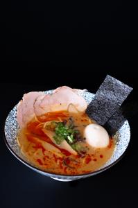X FISH ORIGINAL RED GARLIC OIL EVOLVES OUR RAMEN
FROM SIMPLE TO COMPLEX
PORK CHASHU 2PCS, SEASONED BAMBOO SHOOTS
BLACK MUSHROOMS, CORN
SHREDDED GREEN ONIONS, SEASONED EGG, X FISH
SPICY OIL
X Fish Craft Red