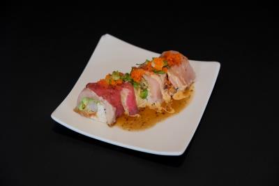 IN: CRABMEAT, SPICY TUNA, SHRIMP TEMPURA, AVOCADO
OUT: SOY PAPER, TUNA, ALBACORE, GREEN ONION, MASAGO
SAUCE: EEL, SPICY MAYO, SOY MUSTARD Chilling Roll