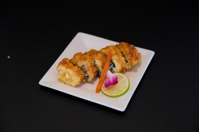 SALMON, AVOCADO, CREAM CHEESE
WHOLE ROLL DEEP FRIED
Golden Cheese Roll