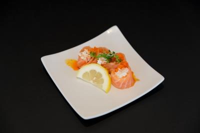 IN: CRABMEAT
OUT: SALMON WRAP, GREEN ONION, MASAGO
SAUCE: EEL AND CHILI OIL Kiss Me Roll