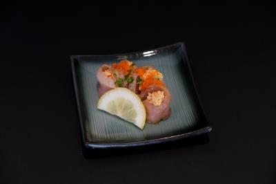 OUT: WRAPPED WITH ALBARCORE SAUCE, CHILI OIL,
EEL SAUCE, MUSTARD TIPPINGS, GREEN ONION, AND MASAGO
SAUCE : EEL AND CHILI OIL Kiss You Roll