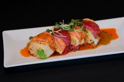 IN: SPICY CRABMEAT, AVOCADO
OUT: SOY PAPER, TUNA, SALMON, RADISH SPROUTS
SAUCE: CHILI OIL AND SOY MUSTARD Oishi Roll