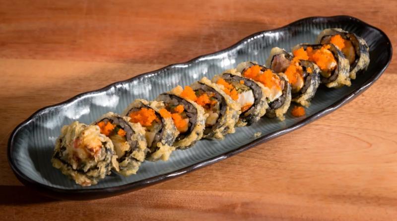 In: Spicy krab, spicy tuna, cream cheese, avocado & jalapeno
Top: Masago
Sauce: Eel sauce Black Mamba