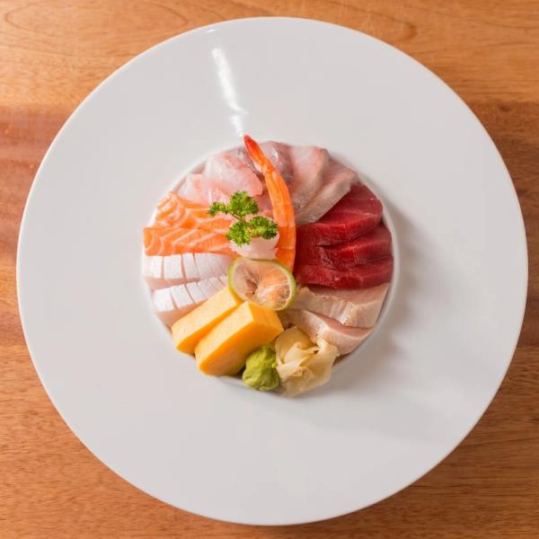 BOWL OF SEASONED RICE TOPPED WITH ASSORTED FRESH SLICED RAW FISH Chirashi