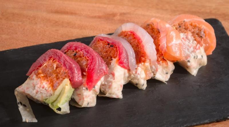 Wrapped with Soy Paper
In: Spicy tuna, krab & avocado
Top: Bluefin tuna, salmon &
white fish
Sauce: House sauce Fox Island (6Pcs)