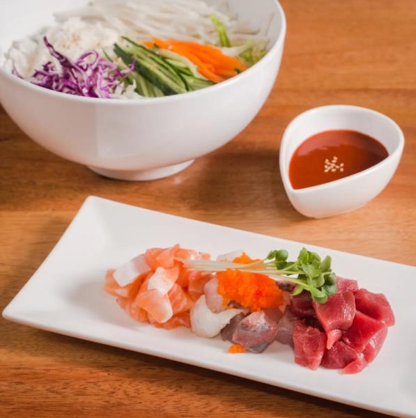 RAW FISH WITH ASSORTED VEGETABLES ON TOP OF RICE SERVED WITH HOT & SOUR SAUCE Hwae-Dupbop