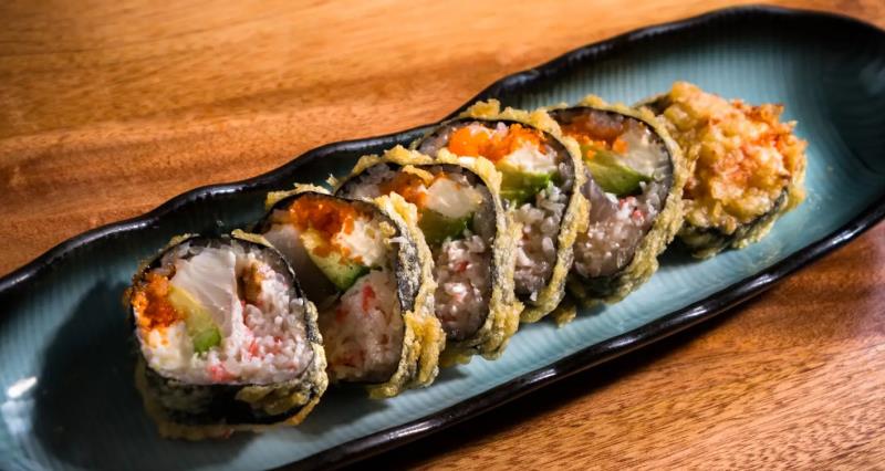 Seaweed outside
In: Crab meat, Unagi(eel), Hamachi(yellowtail),
Avocado, Masago -> Fry
Top: Eel sauce
 Ichiban