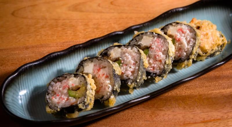 Seaweed outside
In: Ebi(shrimp), Unagi(eel), Crab meat, Cream cheese,
Avocado -> Fry
Top: Eel sauce
 Las Vegas
