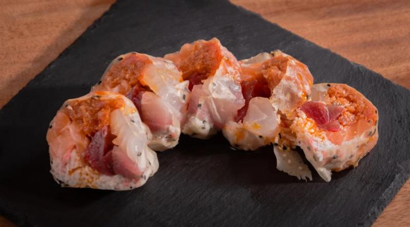 Wrapped with Soy Paper
In: Spicy tuna, krab, bluefin
tuna, salmon & white fish
Top: Masago & kaiware
Sauce: Layu Mecer Island (5Pcs)