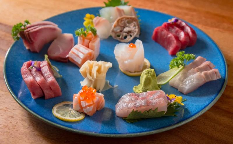 SMALL(18pcs): Chef’s selection of assorted sashimi
MEDIUM(27pcs): Chef’s selection of assorted sashimi
LARGE(35-40pcs): Includes premium selections such as Otoro, Uni & Amaebi Sashimi Special