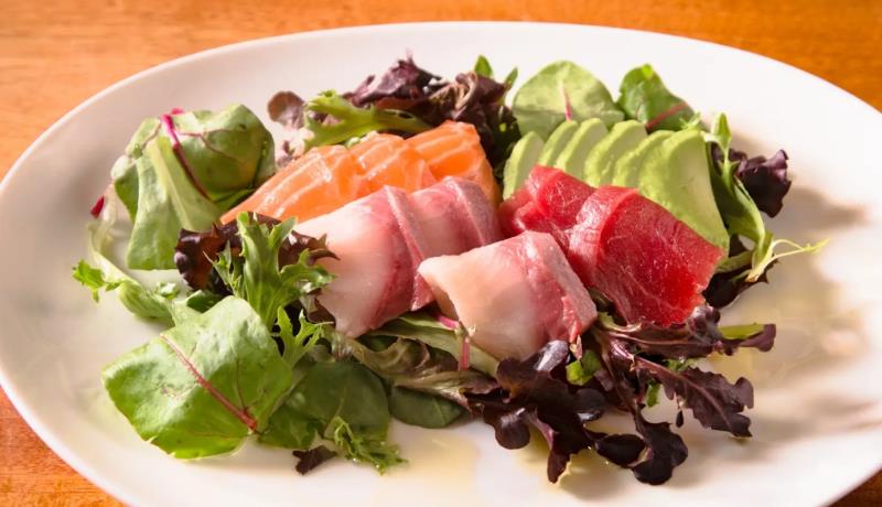 8 PIECE ASSORTED SASHIMI WITH AVOCADO OVER SPRING MIX,
TOPPED WITH VINAIGRETTE DRESSING Sashimi Salad