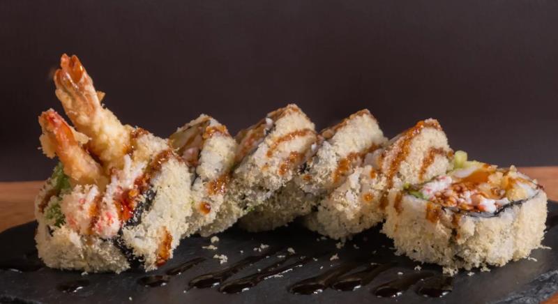 In: Shrimp tempura, krab,avocado & cucumber
Top: Crunchy flakes
Sauce: Eel sauce Shrimp Crunch