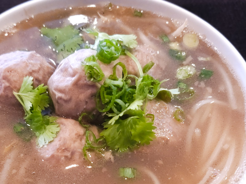 A Large-sized bowl of flavorsome Pho!
A popular Vietnamese soup of rice noodles with an aromatic Beef broth simmered for many hours.
Served with Protein of choice, Cilantro, Bean Sprouts, and Green Onions. Thai Basil and Lime Slices on the side. Rk Pho Large Bowl
