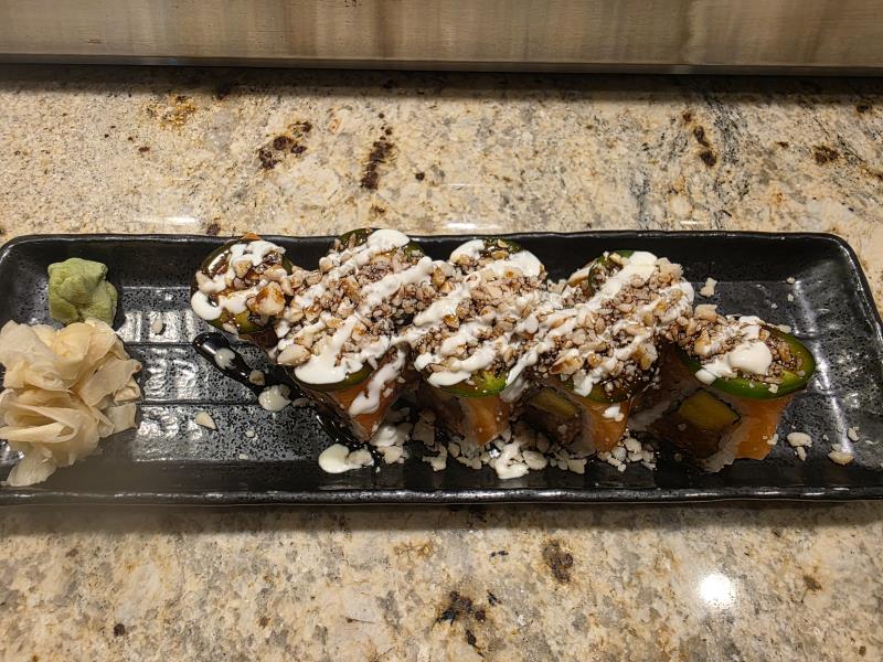 Spicy tuna,mango topped with salmon,jalapenos,macademia nuts,unagi sauce&white sauce Aloha Paradise