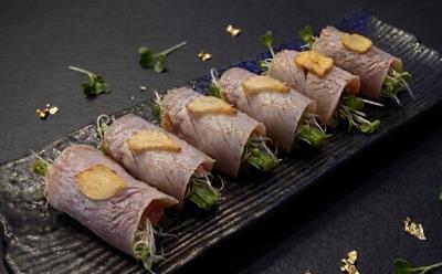 No Rice, 6pcs seared albacore with spicy tuna, avocado, asparagus, garlic chip, alfalfa Albacore Huggie Roll