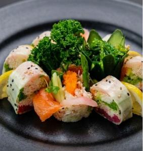 No Rice
(In) 9pcs Sashimi, Cucumber, Avocado, Crab Meat, Asparagus
(Out) Soy Paper
Sashimi Roll