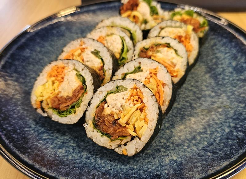 kimchi, mayo tuna, green leaves, low carrot, cucumber Kimchi Tuna Kimbob