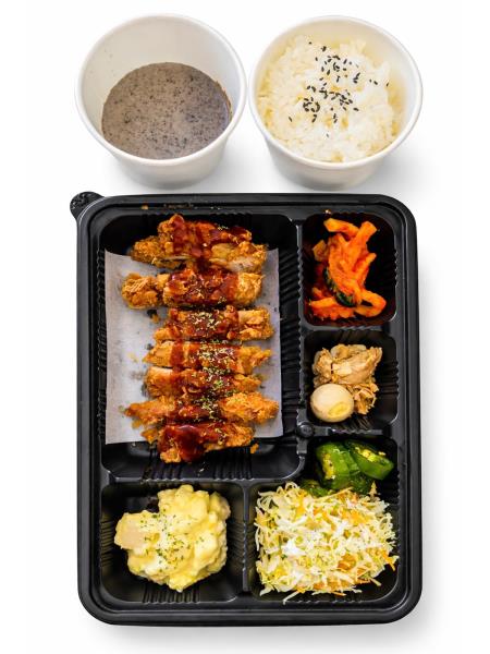 Korean Fried Chicken Thigh
Crispy Korean style fried chicken thigh with a golden crust and juicy interior. Served with house spicy sauce Korean Fried Chicken