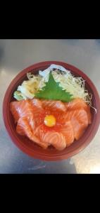 8 pcs salmon, tobiko &quail egg over rice Sake Don