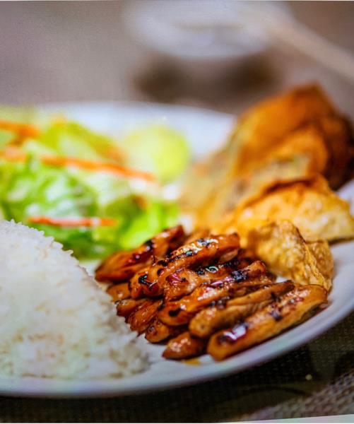 Chicken & Egg Roll(1pc), Gyoza(2pcs), Steamed Rice & Salad
 Combo Regular