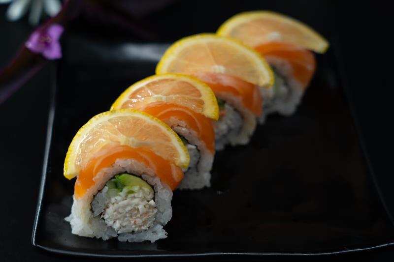 In: Krabmeat, cucumber, avocado | Out: Salmon | Top: Lemon & Ponzu Sc. Alaskan