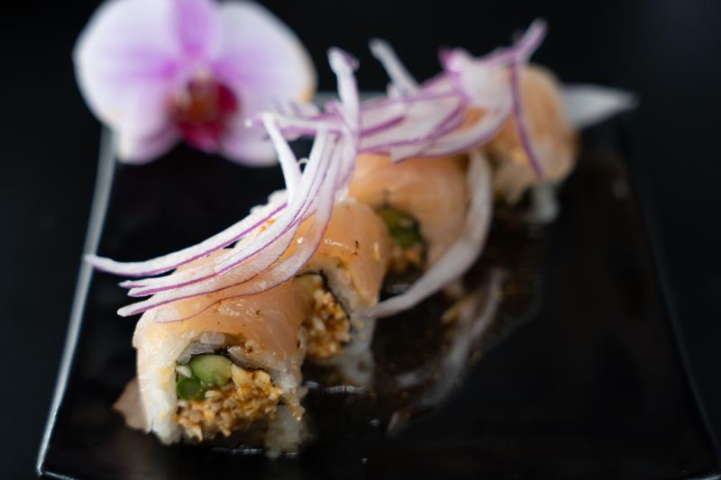 "In: Sp. krabmeat, cucumber, avocado, asparagus | Out: Albacore | Top: Mustard dressing, red onion
" Albacore Lover