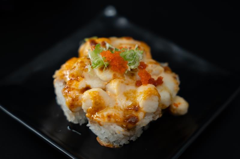 In: Avocado, Krabmeat | Out: Basked scallop, Mozzarella Cheese | Top: Eel Sauce, Masago, Green Onion
Baked Scallop