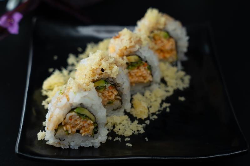 In: Sp. krabmeat, avocado, cucumber, jalapeno | Out: Tempura flakes | Top: Eel Sauce Cali Cruiser