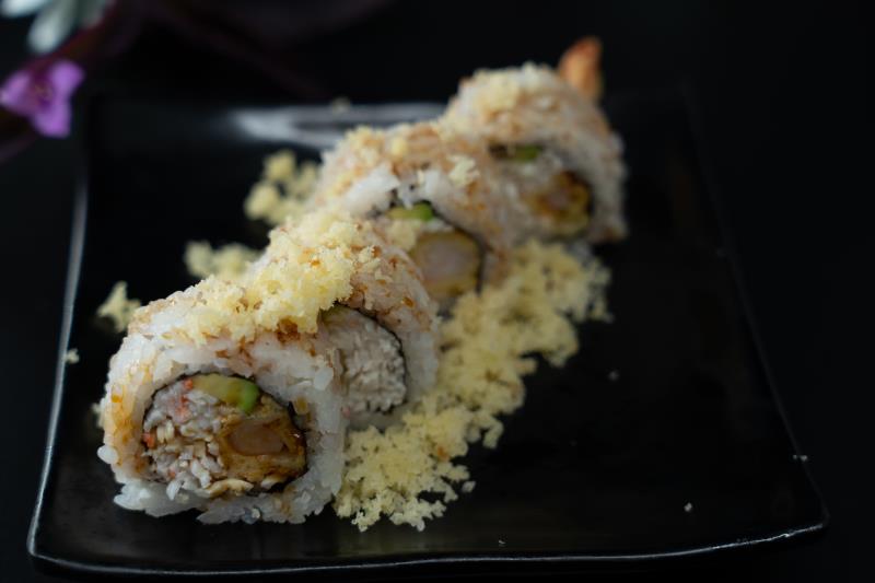 In: Shrimp tempura, krabmeat, avocado | Out: Tempura flake | Top: Eel sauce Crunchy