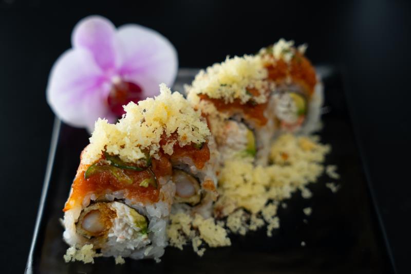 In: Shrimp tempura, krabmeat, avocado | Out: Sp. tuna, sliced jalapeno | Top: Tempura flake Firecracker