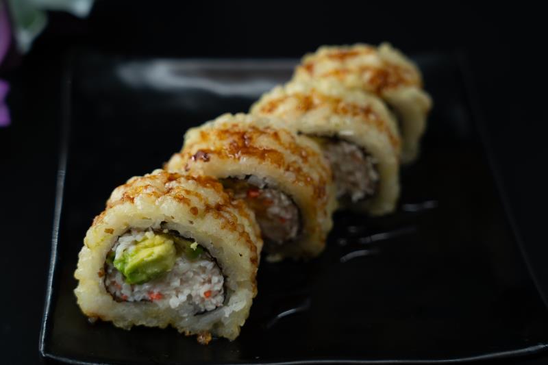 In: Avocado, krabmeat | Out: Fried | Top: Eel sauce Golden California