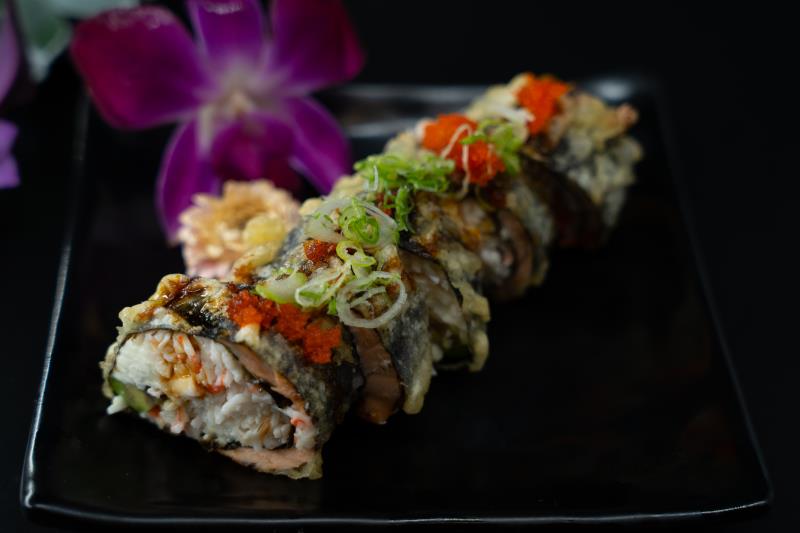 "In: krabmeat, avocado, cream cheese no rice style | Out: Salmon, Fried | Top: Eel sauce, sp. mayo, green onion, masago
" Golden Fin