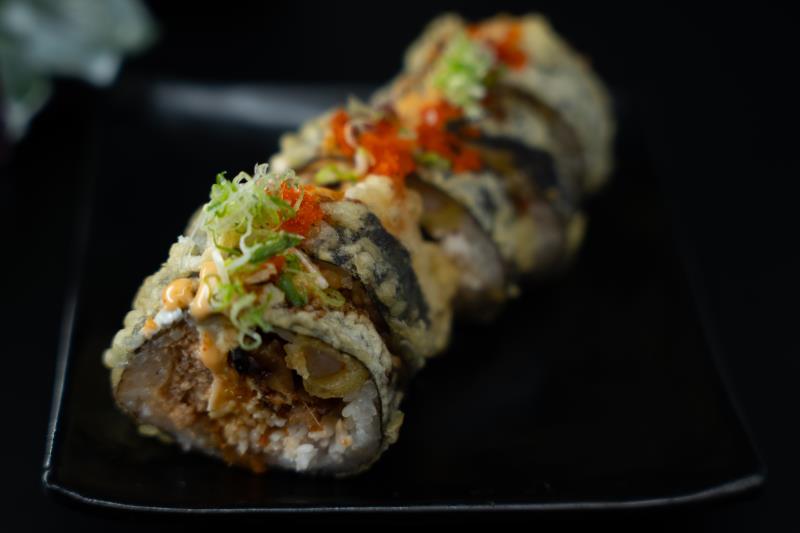 "In: Avocado, cream cheese, eel, sp. tuna, sp. krabmeat, shrimp tempura seaweed outside style | Out: Fried | Top: Eel sauce, sp. mayo, green onion, masago
" Route 66 (5 Pcs)