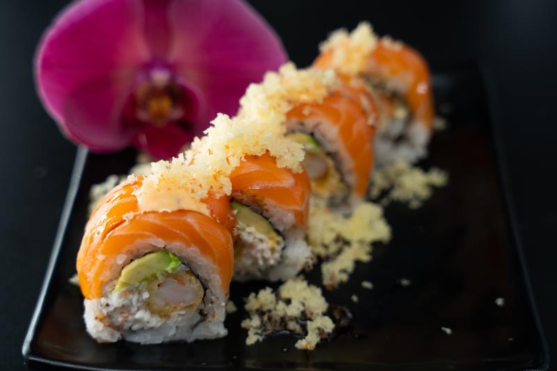 In: Shrimp tempura, krabmeat, avocado | Out: Salmon | Top: Sp. mayo, eel sauce, tempura flake Salmon Crunch