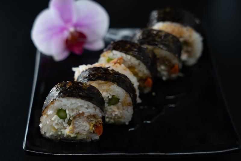 In: Soft shell crab, gobo, kaiware, avocado, krabmeat | Out: Tempura flake| Top: Eel sauce Spider (5 Pcs)